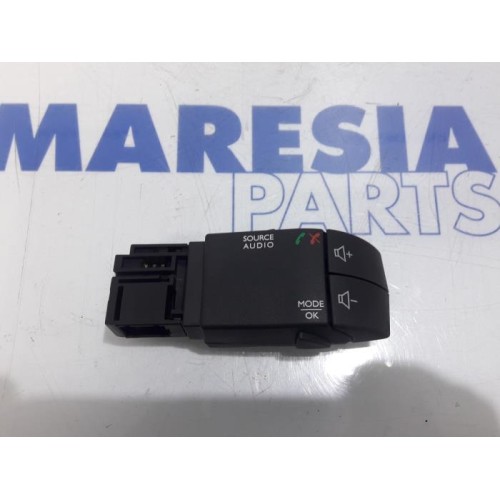 Renault - Clio - Steering wheel mounted radio control