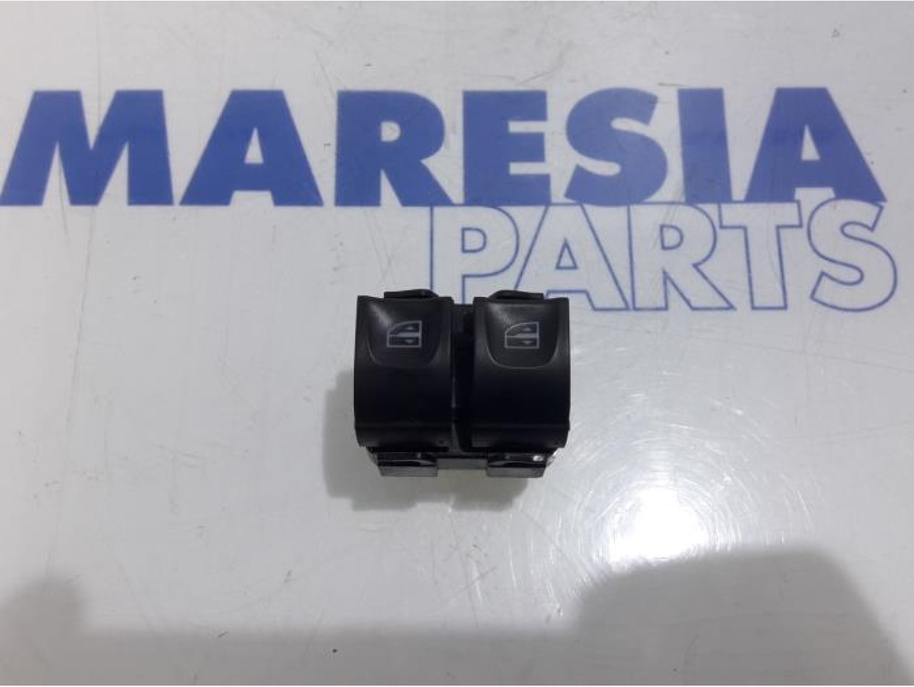 Renault - Clio - Multi-functional window switch