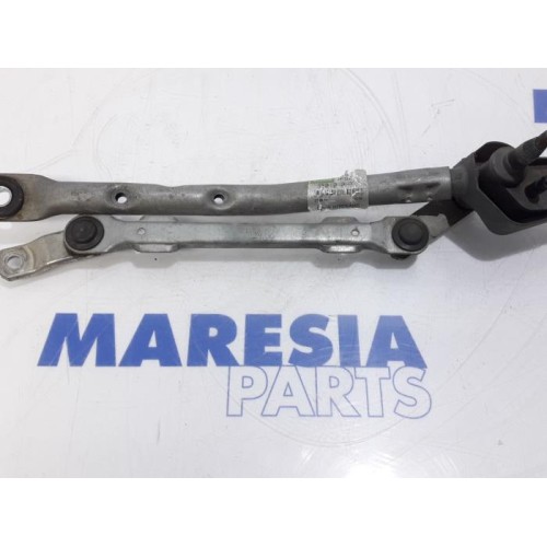 Peugeot - 107 - Wiper mechanism
