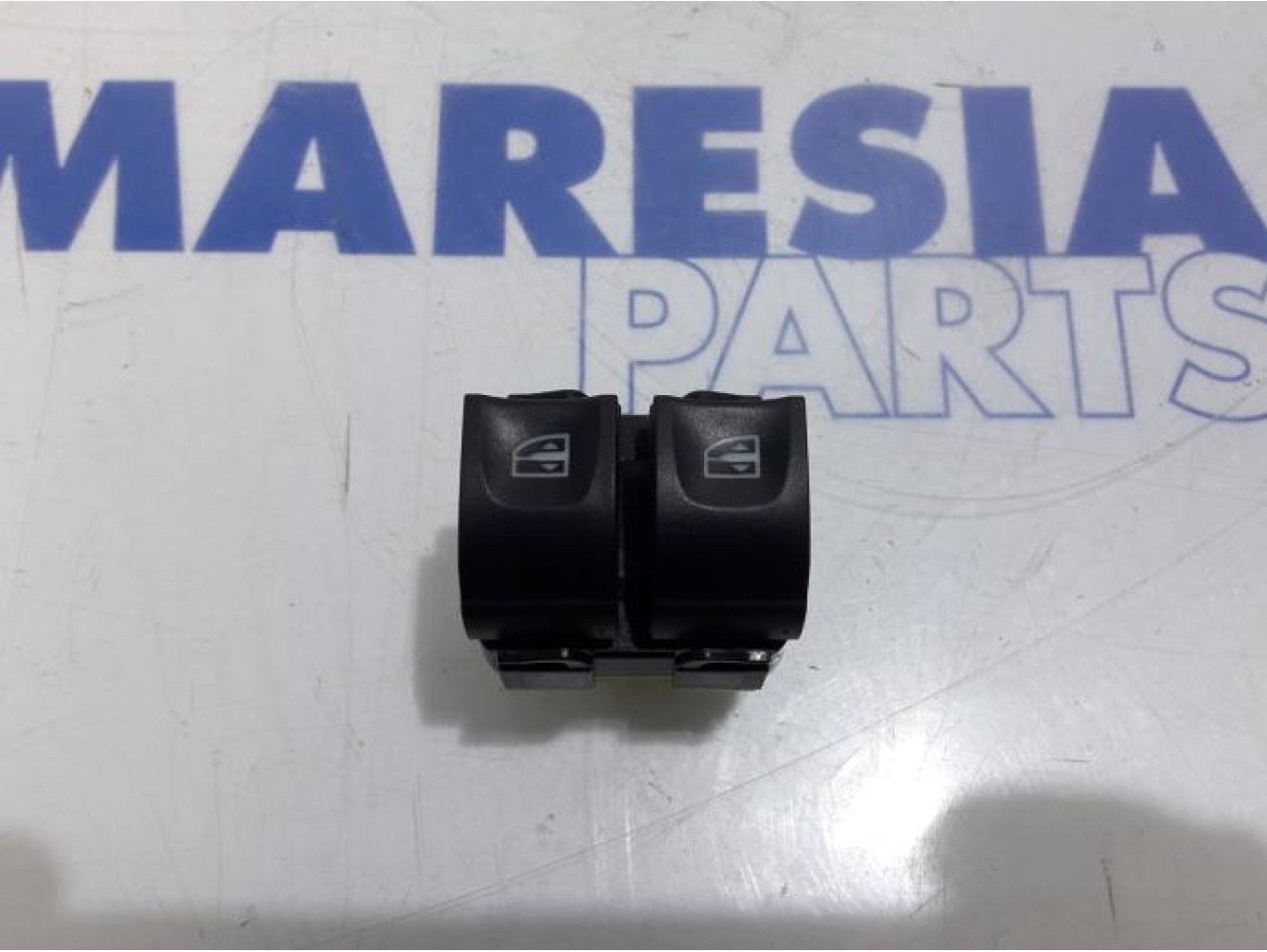 Renault - Clio - Multi-functional window switch