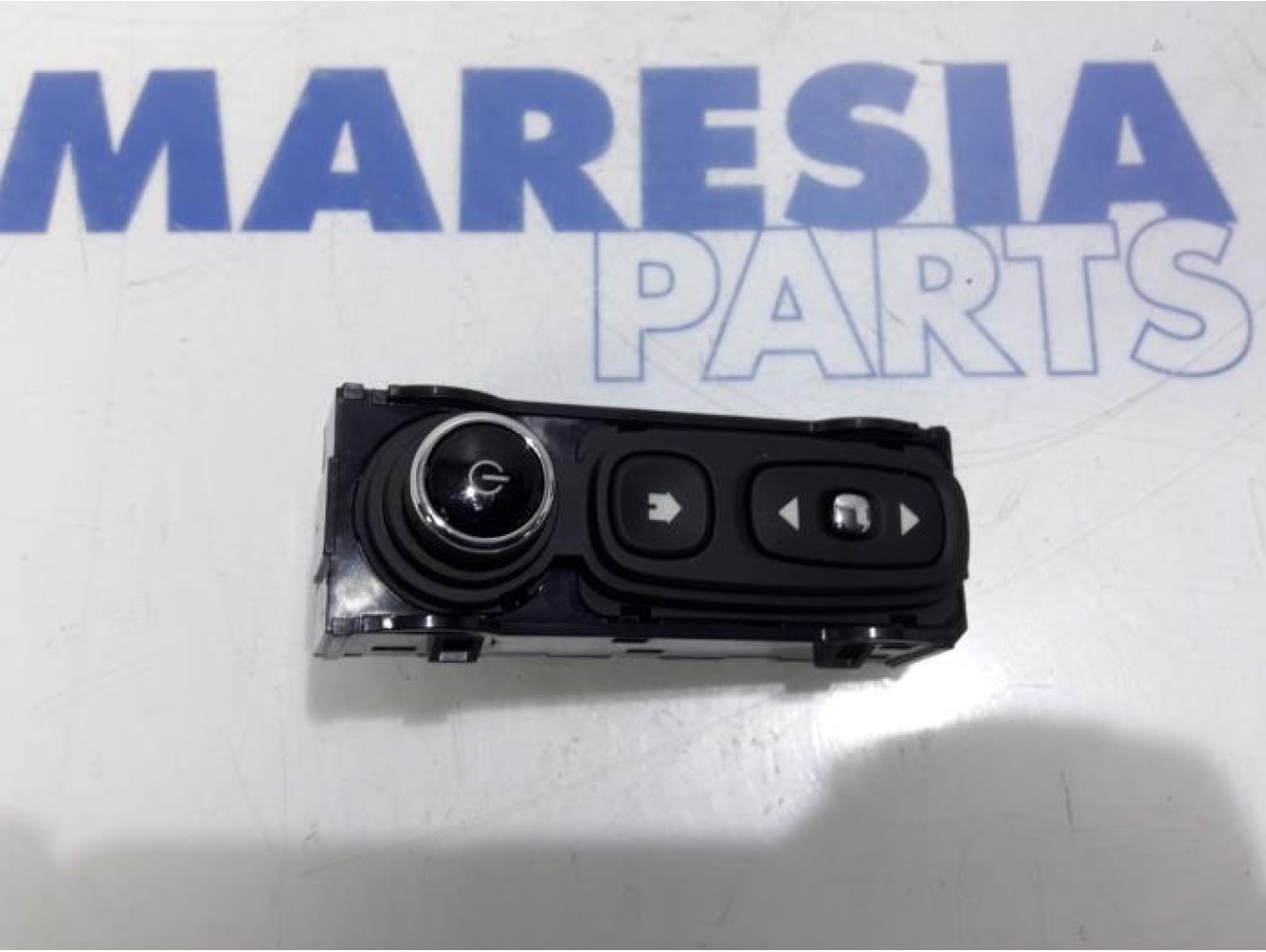 Renault - Captur - Multi-media control unit