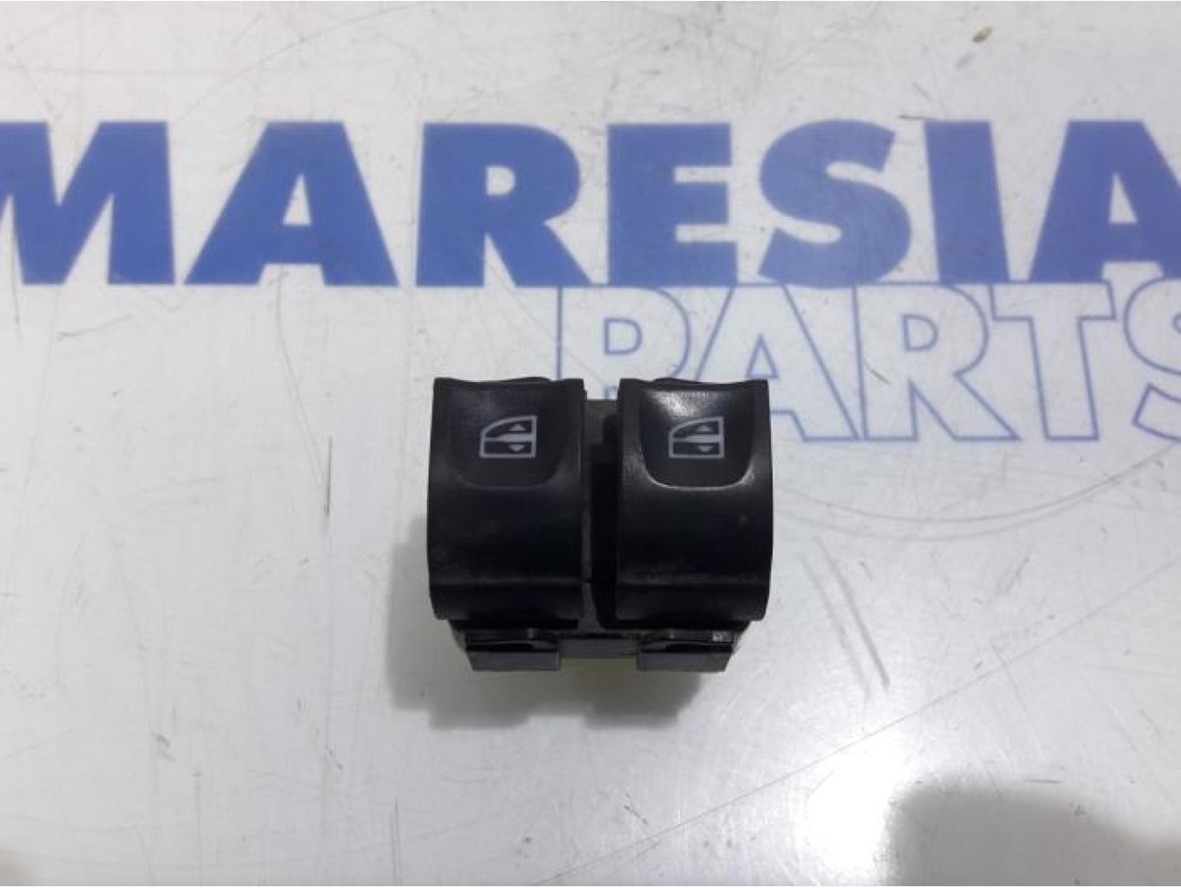 Renault - Clio - Multi-functional window switch