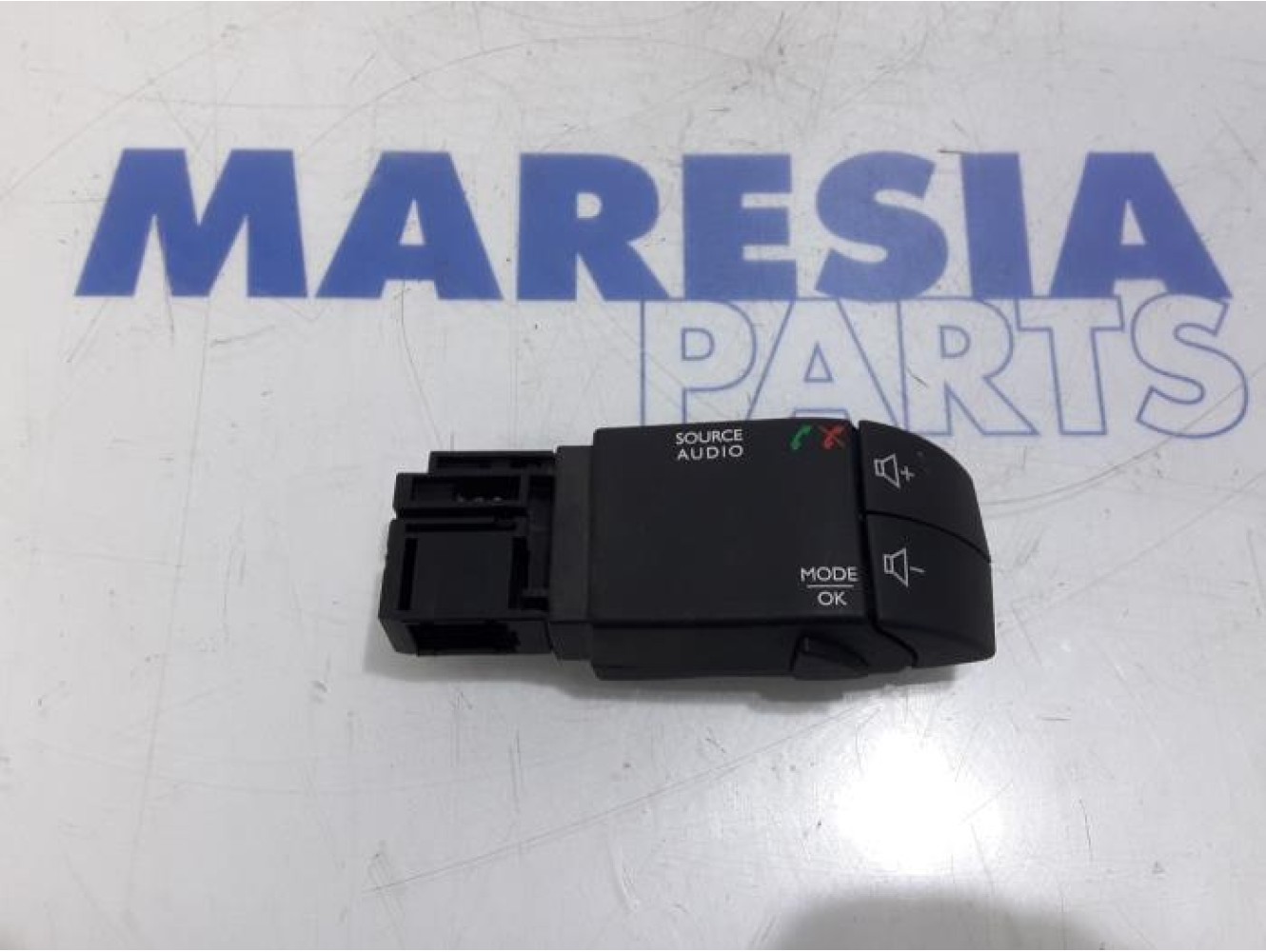 Renault - Clio - Steering wheel mounted radio control