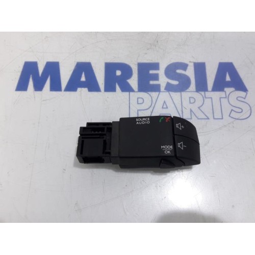 Renault - Clio - Steering wheel mounted radio control