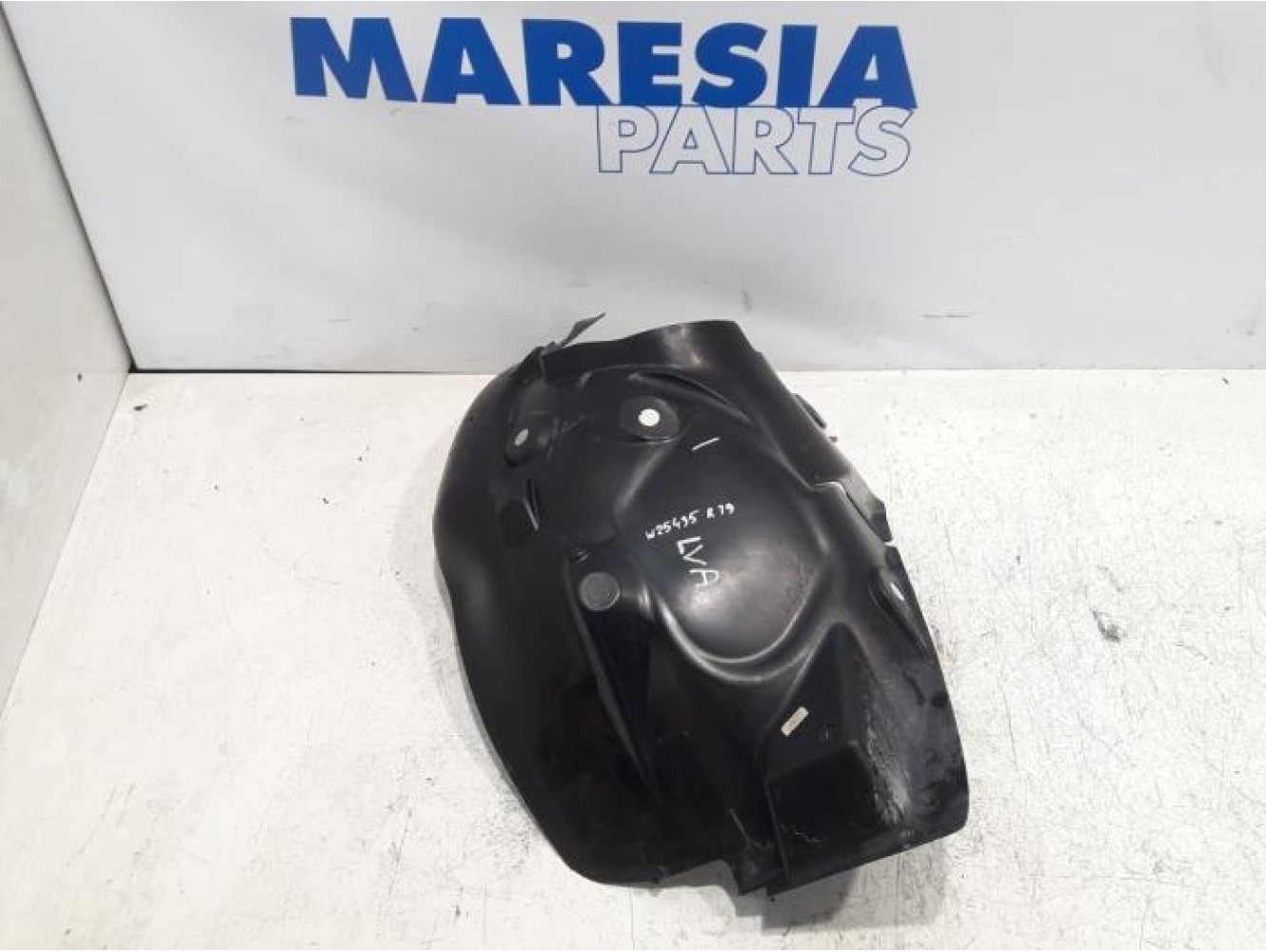 Renault - Clio - Wheel arch liner