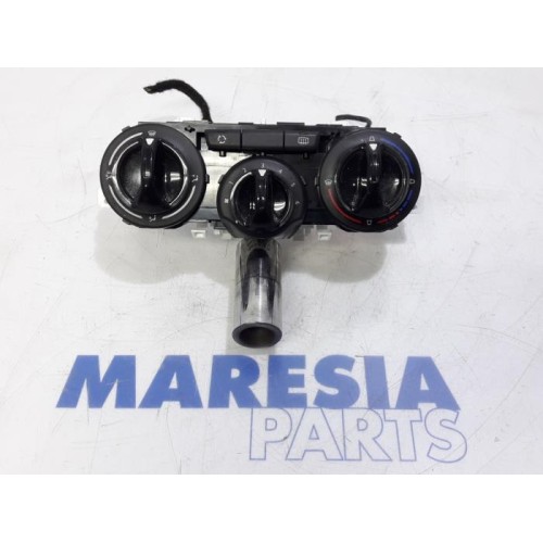Peugeot - 208 - Panneau de commandes chauffage