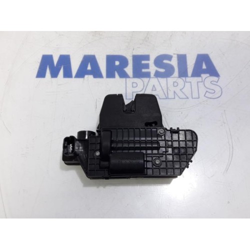 Peugeot - 208 - Tailgate lock mechanism