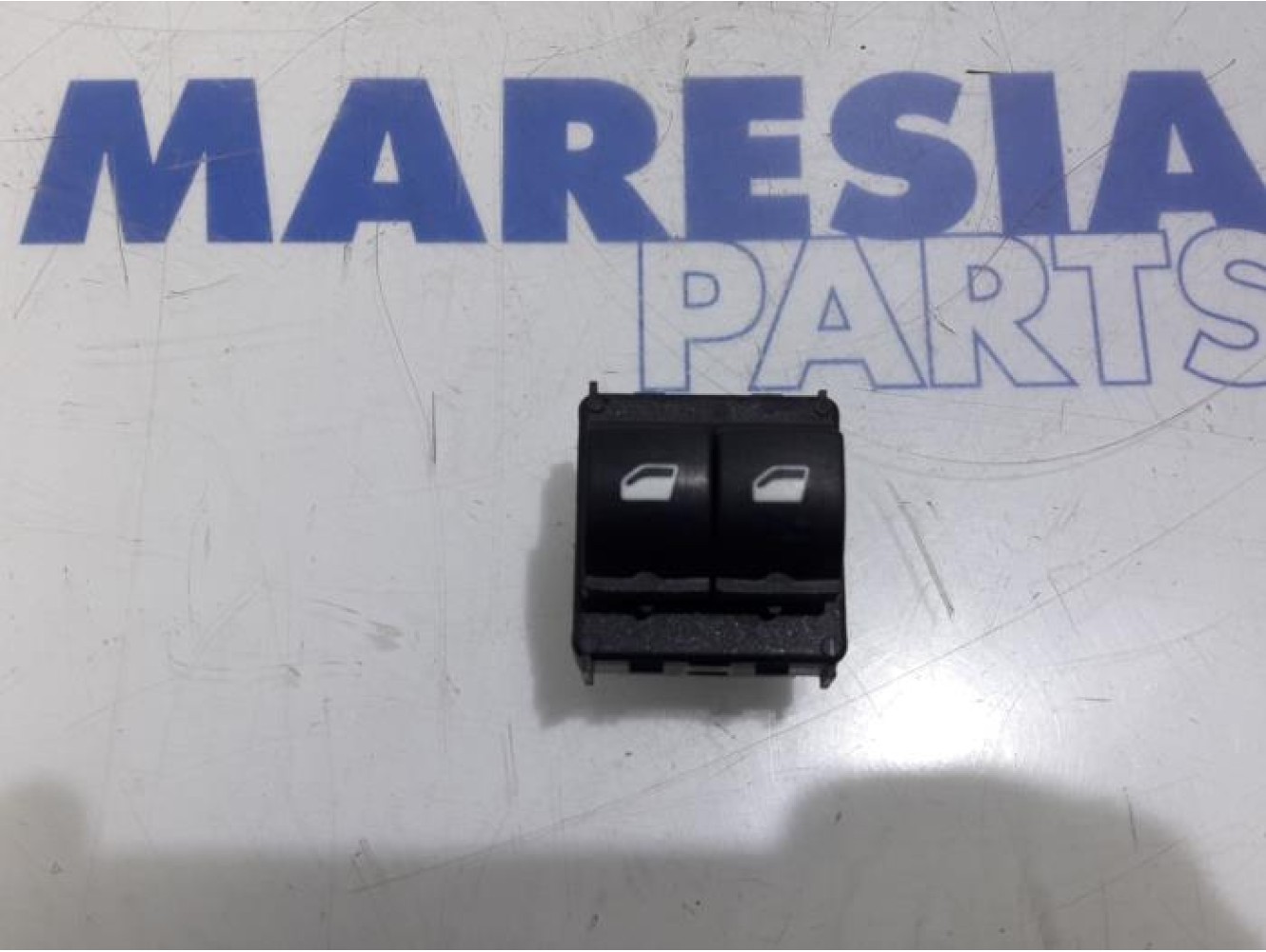 Peugeot - 208 - Multi-functional window switch