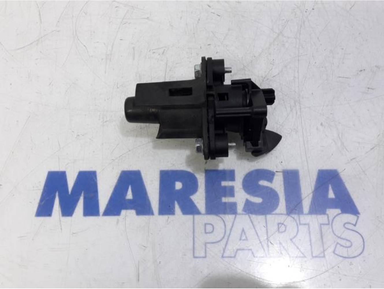 Peugeot - 107 - Tailgate lock mechanism