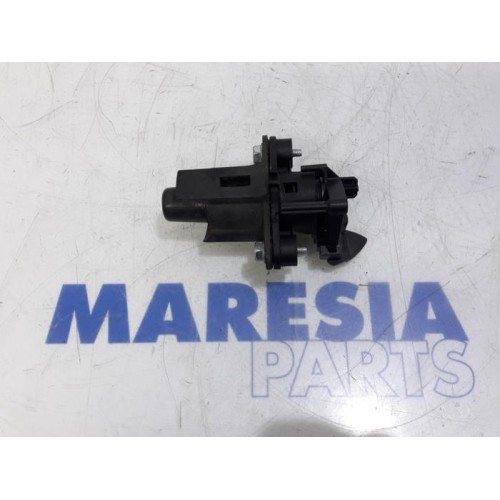 Peugeot - 107 - Tailgate lock mechanism
