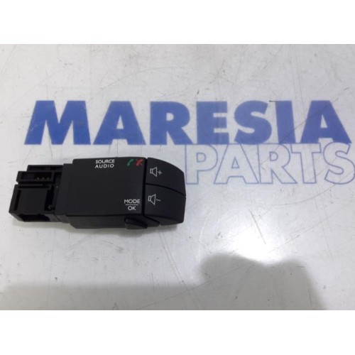 Renault - Captur - Steering wheel mounted radio control