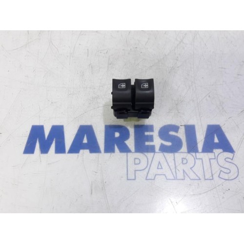 Renault - Clio - Multi-functional window switch
