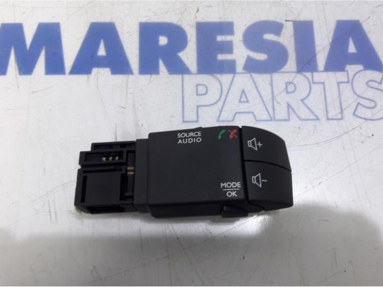 Renault - Clio - Steering wheel mounted radio control