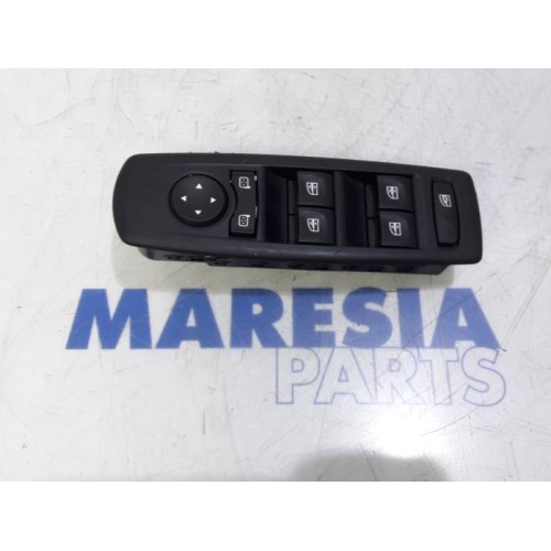 Renault - Megane - Multi-functional window switch