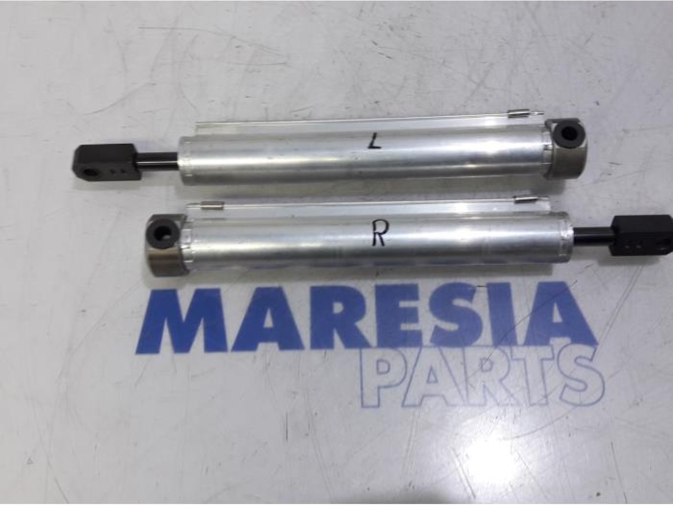 Peugeot - 207 - Set of tailgate gas struts