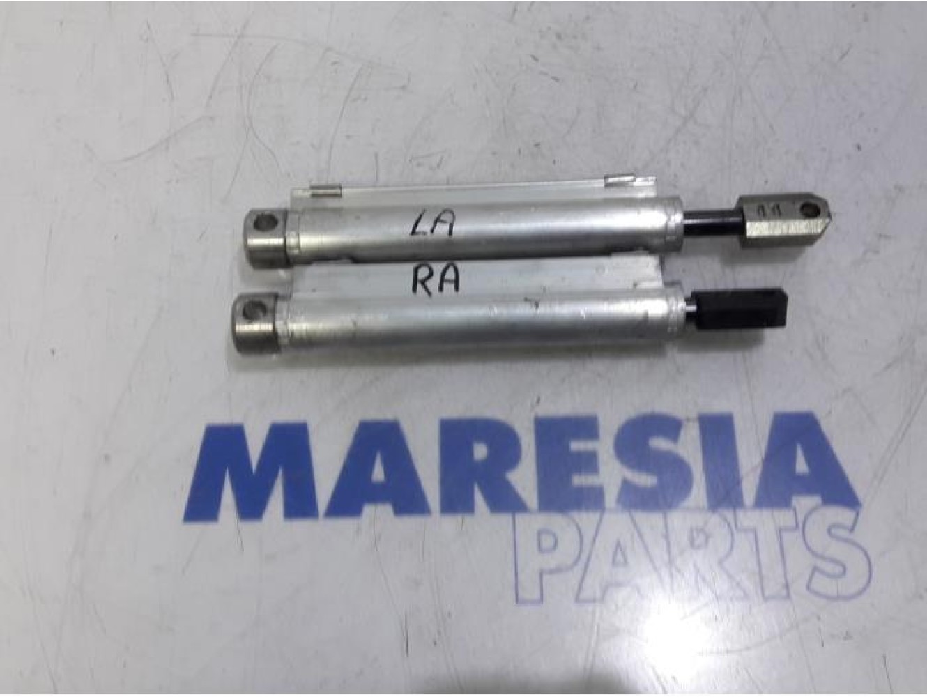 Peugeot - 207 - Set of tailgate gas struts