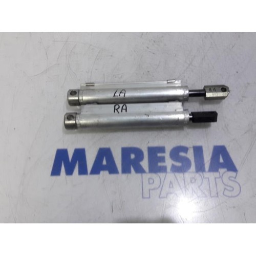 Peugeot - 207 - Set of tailgate gas struts