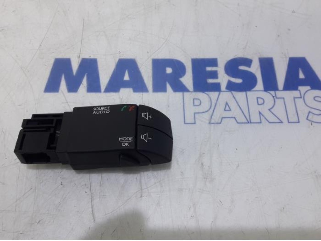 Renault - Clio - Steering wheel mounted radio control