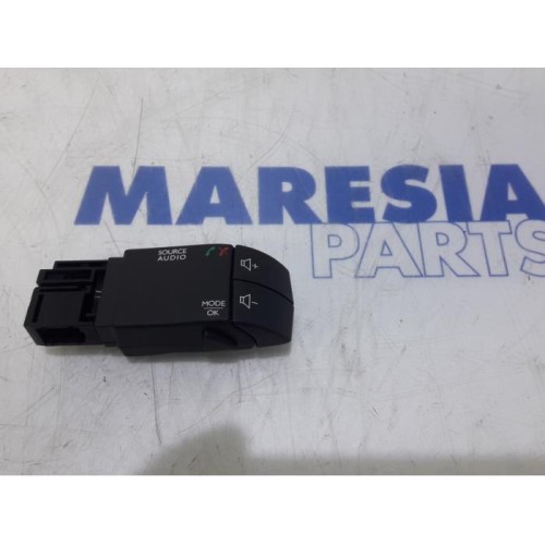 Renault - Clio - Steering wheel mounted radio control