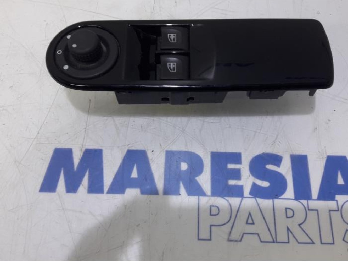 Renault - Clio - Multi-functional window switch
