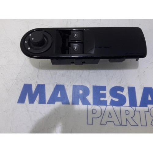 Renault - Clio - Multi-functional window switch