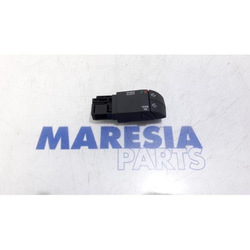 Renault - Clio - Steering wheel mounted radio control