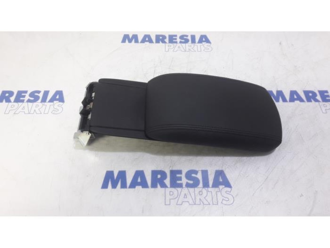 Peugeot - RCZ - Armrest