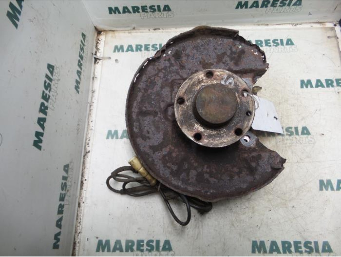 Alfa Romeo - 156 - Fusee links-achter