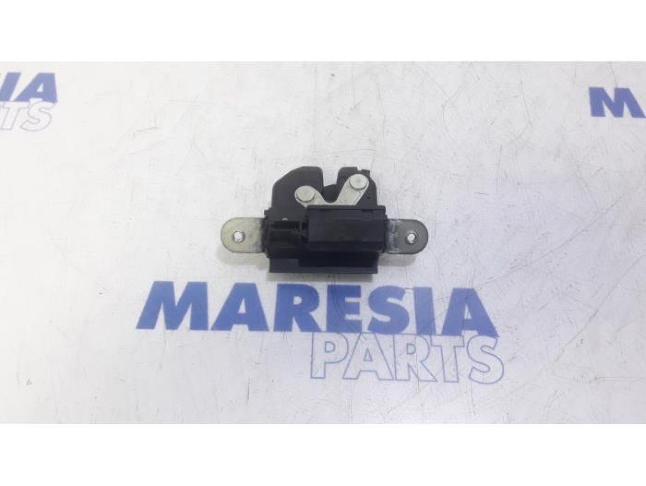 Fiat - 500 - Tailgate lock mechanism
