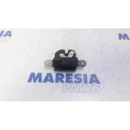 Fiat - 500 - Tailgate lock mechanism