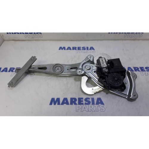 Renault - Scenic - Rear door window mechanism 4-door, right