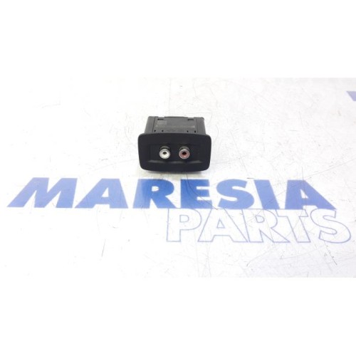 Renault - Scenic - AUX / USB connection