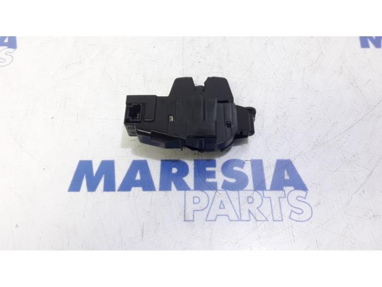 Peugeot - 308 - Tailgate lock mechanism
