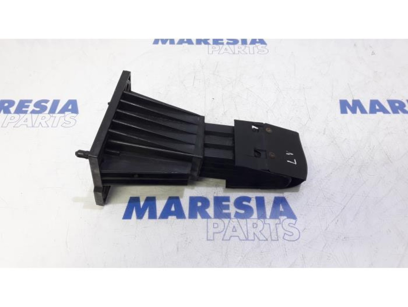Alfa Romeo - Giulietta - Front bumper bracket, left