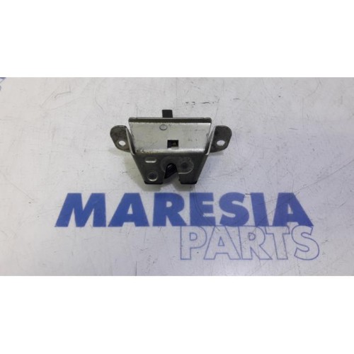 Peugeot - 107 - Tailgate lock mechanism