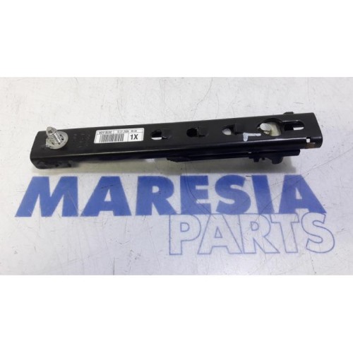 Citroen - C4 Picasso - Seatbelt guide