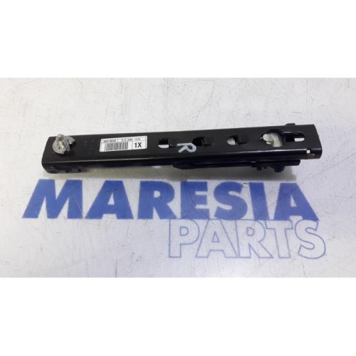 Citroen - C4 Picasso - Seatbelt guide