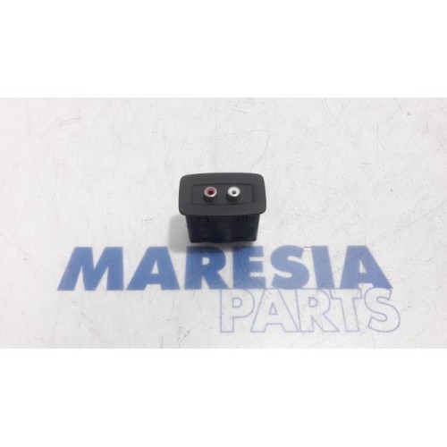 Renault - Trafic - AUX / USB connection