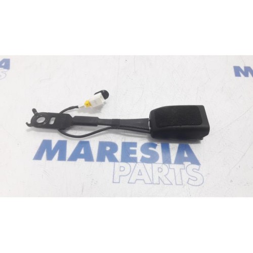 Citroen - C4 - Insertion ceinture de sécurité avant droite