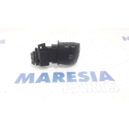 Renault - Scenic - Steering wheel mounted radio control