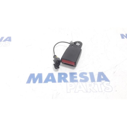 Peugeot - 207 - Insertion ceinture de sécurité arrière gauche