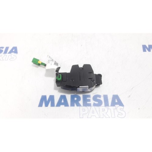 Peugeot - 207 - Tailgate lock mechanism