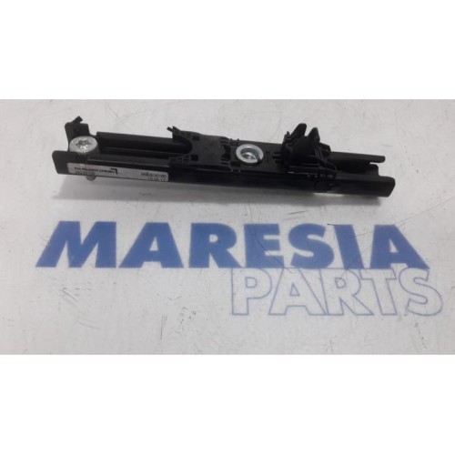 Peugeot - 5008 - Seatbelt guide