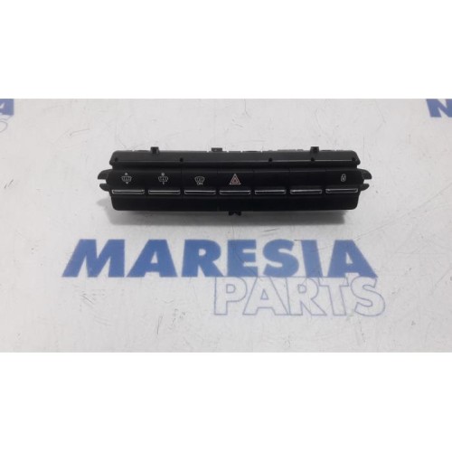 Peugeot - 5008 - Panic lighting switch