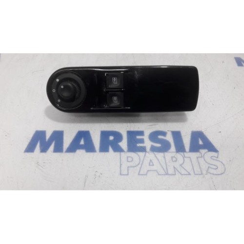 Renault - Clio - Multi-functional window switch