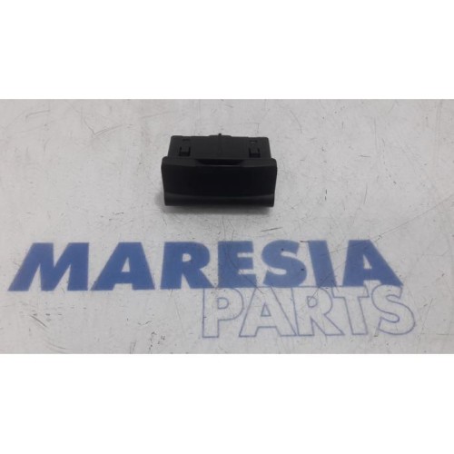 Renault - Clio - AUX / USB connection