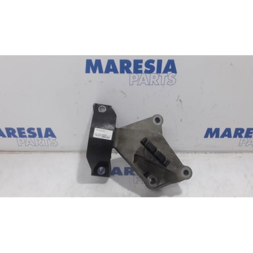 Renault - Clio - Engine mount