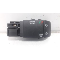 Renault - Clio - Steering wheel mounted radio control