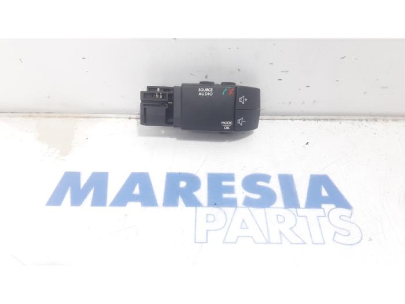 Renault - Clio - Steering wheel mounted radio control