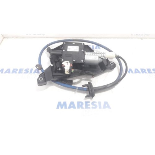Peugeot - 5008 - Parking brake mechanism